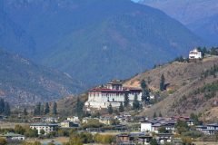 Rinpung Dzong, Paro mit Ta-Dzong oben rechts