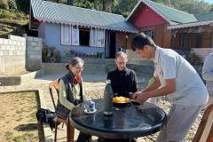 Der Gastgeber Sonam mit Kurt und Monica